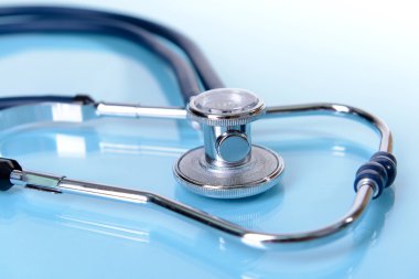 Açık mavi renkli olarak stetoskop