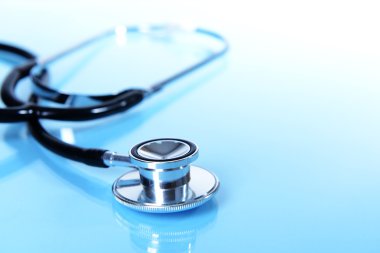 Açık mavi renkli olarak stetoskop