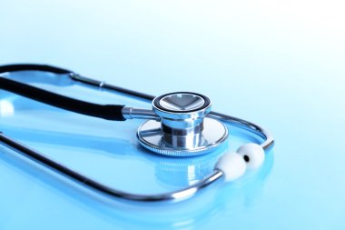 Açık mavi renkli olarak stetoskop