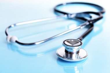 Açık mavi renkli olarak stetoskop