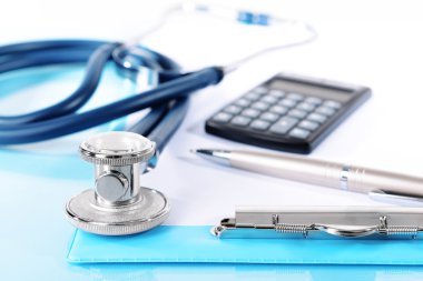 Açık mavi renkli olarak stetoskop