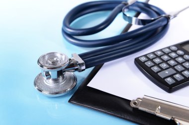 Açık mavi renkli olarak stetoskop