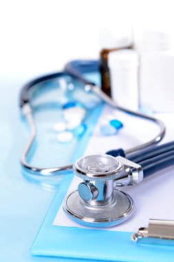 Açık mavi renkli olarak stetoskop