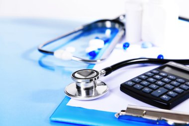 Açık mavi renkli olarak stetoskop