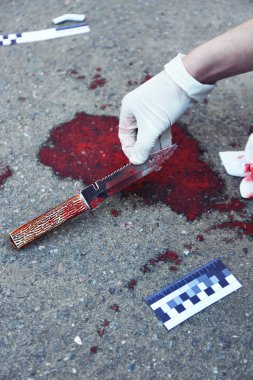 Kanlı bıçak ve kanıt açık havada sürükledi