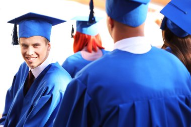 Yüksek lisans öğrencileri mezuniyet şapka ve elbise, açık havada giyiyor