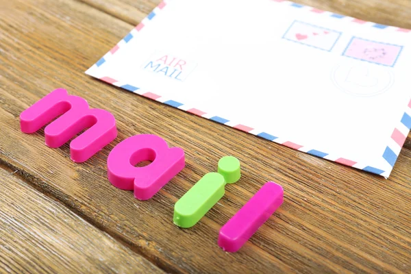 Palabra de correo formada con letras de colores sobre fondo de madera —  Fotos de Stock