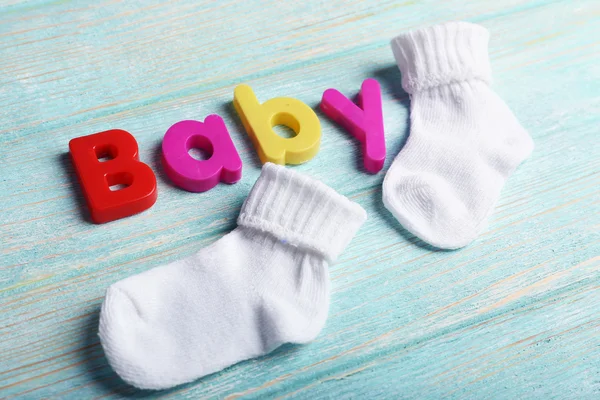 Baby woord gevormd met kleurrijke letters op houten achtergrond — Stockfoto