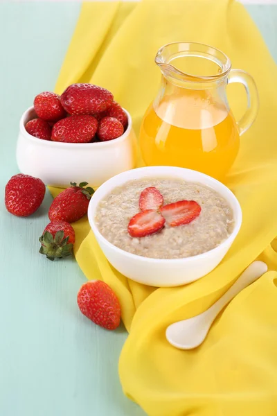 Tasty oatmeal with strawberry — Stock Photo, Image