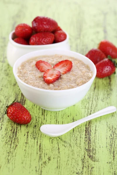 Tasty oatmeal with strawberry — Stock Photo, Image