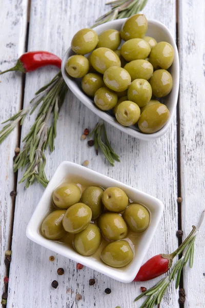 Marynowane oliwki na stole — Zdjęcie stockowe