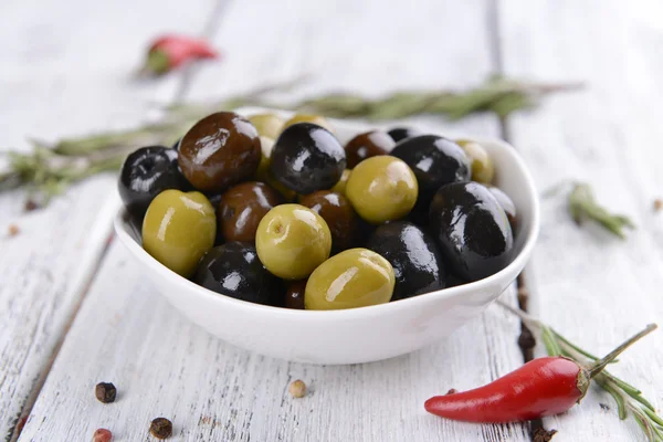 Különböző pácolt olívabogyók — Stock Fotó