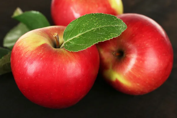 Manzanas maduras sobre fondo de madera —  Fotos de Stock