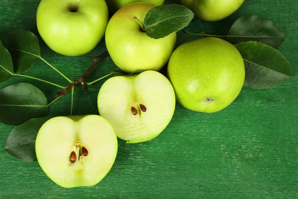 Ripe apples on wooden background — Stock Photo, Image