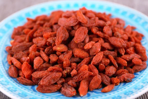 Goji-Beeren auf blauem Teller Nahaufnahme — Stockfoto