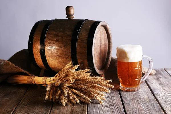 Barril de cerveza con vasos de cerveza — Foto de Stock
