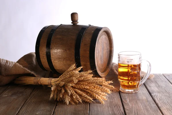 Barril de cerveza con vasos de cerveza — Foto de Stock