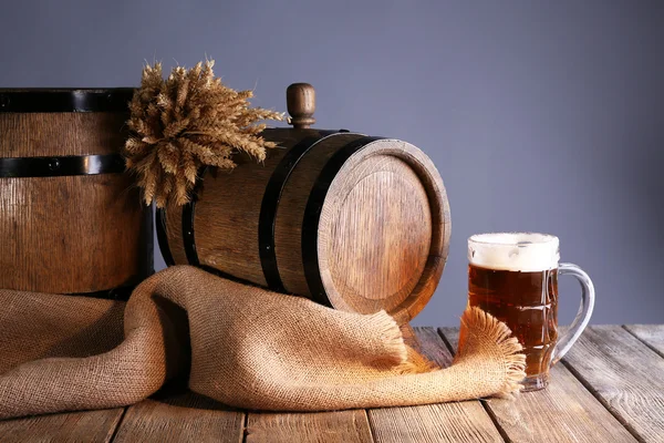 Pivní sud s pivní sklenice — Stock fotografie