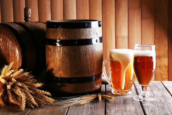 Μπύρα βαρέλι με ποτήρια μπίρας — Φωτογραφία Αρχείου