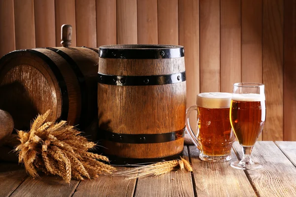 Barril de cerveza con vasos de cerveza — Stockfoto