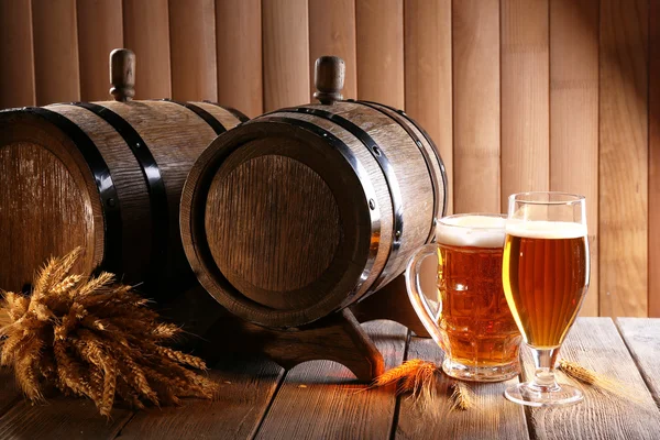 Beer barrel with beer glasses — Stock Photo, Image