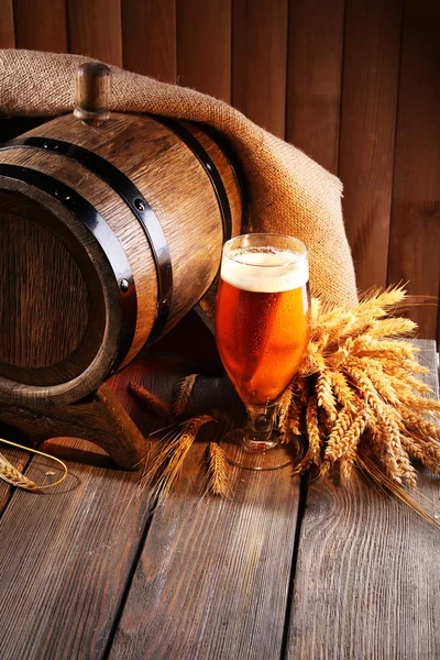 Beer barrel with beer glasses — Stock Photo, Image