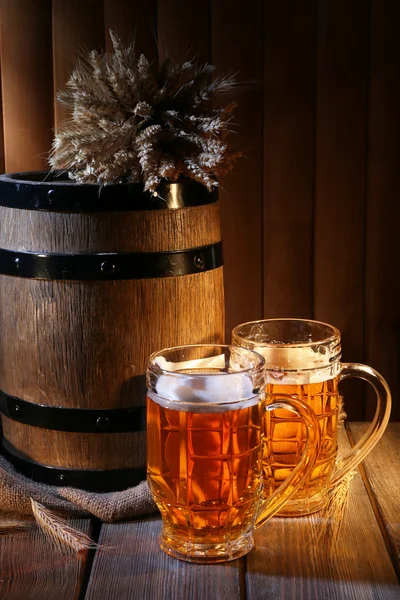 Barril de cerveza con vasos de cerveza — Stockfoto