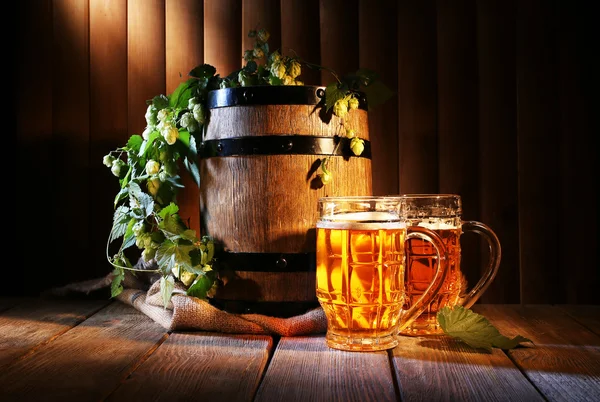 Beer barrel with beer glasses — Stock Photo, Image