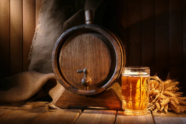 Beer barrel with beer glasses — Stock Photo, Image