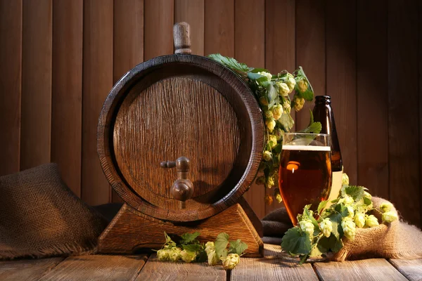 Barile di birra con bicchieri di birra — Foto Stock