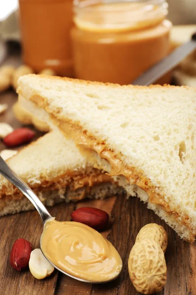 Ahşap masa krem fıstık ezmesi ile ekmek dilimleri — Stok fotoğraf