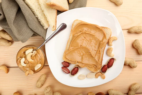 Bread with peanut butter — Stock Photo, Image