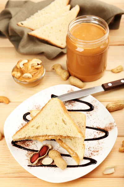 Bread with peanut butter — Stock Photo, Image