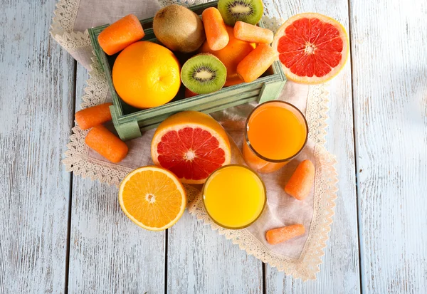 Fruits and vegetables and fresh juice — Stock Photo, Image