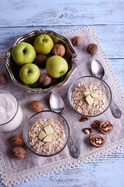 Oatmeal dalam mangkuk dengan apel — Stok Foto