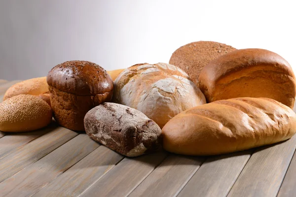 테이블에 신선한 빵 — 스톡 사진