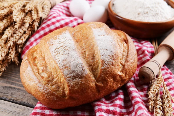 Tablo taze ekmek — Stok fotoğraf