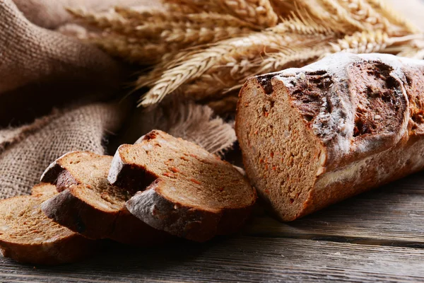 Vers brood op tafel — Stockfoto