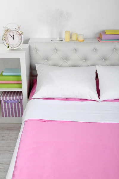 Cama blanca con la cubierta rosa —  Fotos de Stock