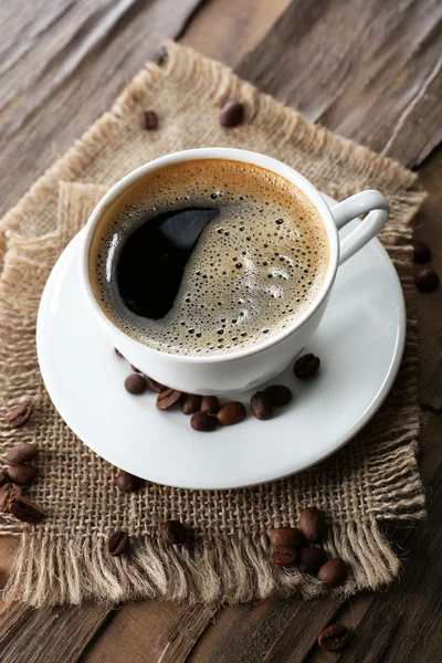 Taza de café en la mesa —  Fotos de Stock
