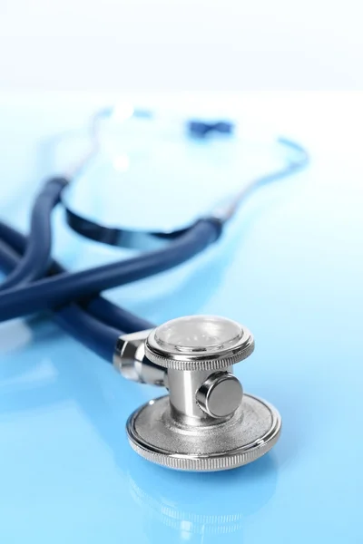Stetoscopio su sfondo azzurro — Foto Stock