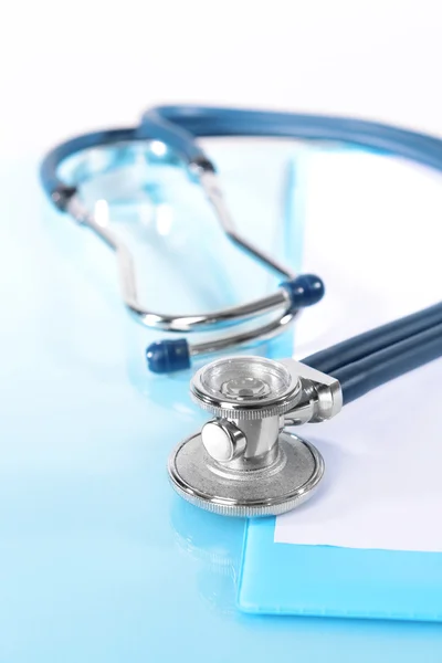 Stetoscopio su sfondo azzurro — Foto Stock