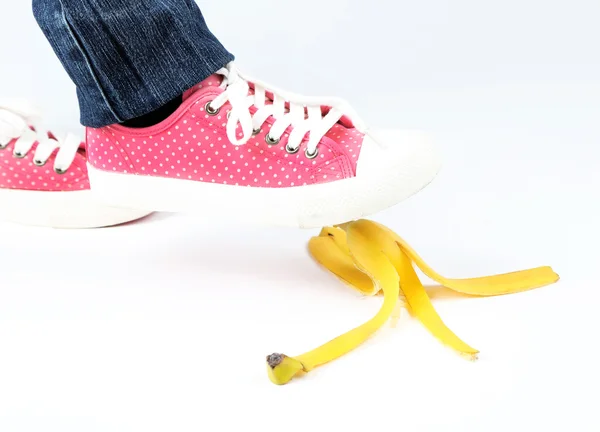 Schuh zum Ausrutschen auf Bananenschale — Stockfoto