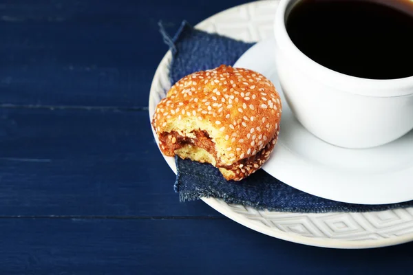 Cup of coffee with tasty cookie — Stock Photo, Image