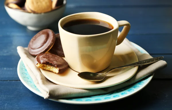 Kopp kaffe med läckra cookie — Stockfoto