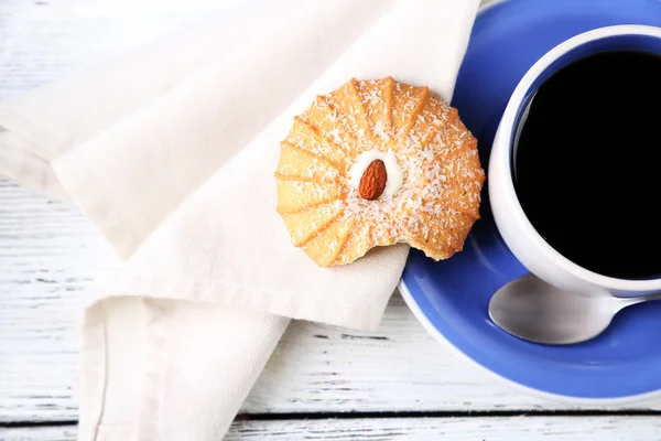 Taza de café con sabrosa galleta —  Fotos de Stock