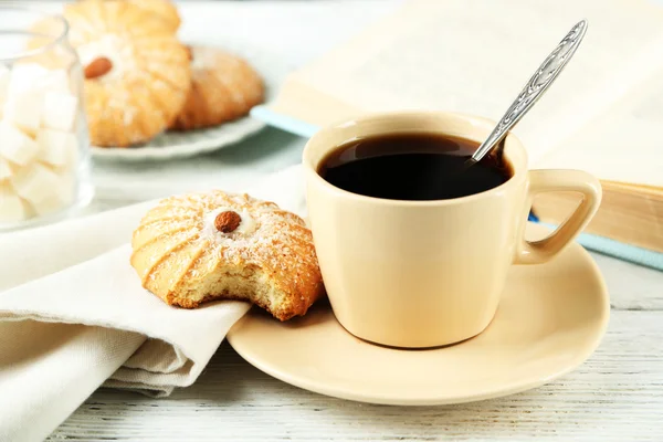 Tasse de café avec biscuit savoureux — Photo