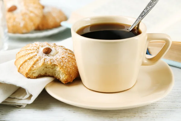 Tazza di caffè con gustoso biscotto — Foto Stock