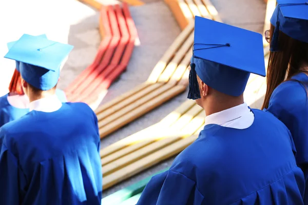 Estudiantes de postgrado con sombrero y bata de graduación, al aire libre —  Fotos de Stock