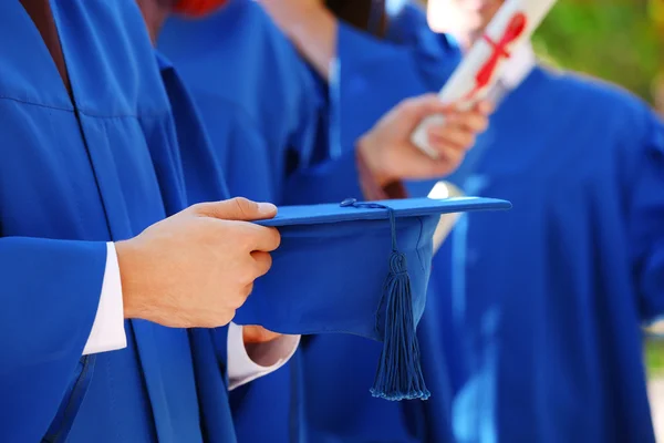 Estudiantes de posgrado con diplomas, primer plano — Foto de Stock